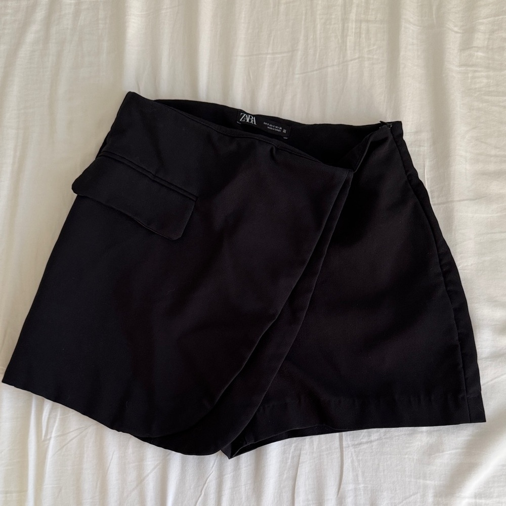 Zara Women's Elegant Black Short